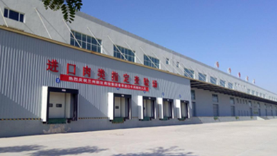 布局全省物流樞紐，充分利用已建成冷庫(kù)及冷鏈運(yùn)輸設(shè)施設(shè)備，結(jié)合區(qū)域經(jīng)濟(jì)特色，配套建設(shè)冷鏈物流設(shè)施、建立全省冷鏈中心、區(qū)域庫(kù)、分撥點(diǎn)三級(jí)物流網(wǎng)絡(luò)，形成以冷鏈集貨、精深加工、產(chǎn)品包裝、銷(xiāo)售配送、防疫消殺等為一體的冷鏈產(chǎn)業(yè)體系；積極拓展貨源，引入進(jìn)口肉類(lèi)、冰鮮水果等，滿(mǎn)足城鄉(xiāng)消費(fèi)升級(jí)和多元化需求；爭(zhēng)取納入國(guó)家級(jí)骨干冷鏈物流基地布局，促進(jìn)我省“牛羊菜果薯藥”等特色農(nóng)產(chǎn)品“走出省門(mén)，走向世界”。